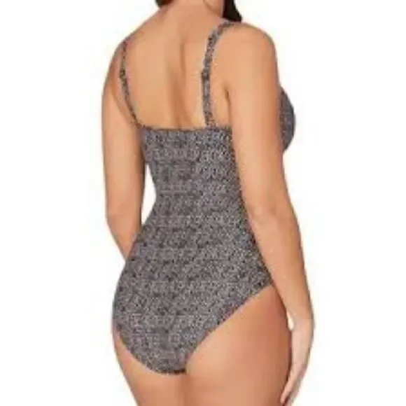 Nip Tuck Joanne Twist Front One Piece Swimsuit. Size 6. - Picture 2 of 11